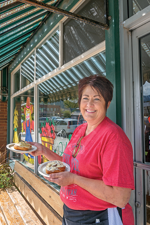 Wendy Bess displays both the raisinfilled and original varieties of the Parowan Cafe’s signature cinnamon rolls.